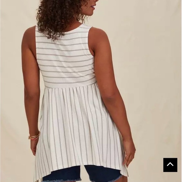 Textured Knit Button-Front Sharkbite Hem Tank - Picture 4 of 5